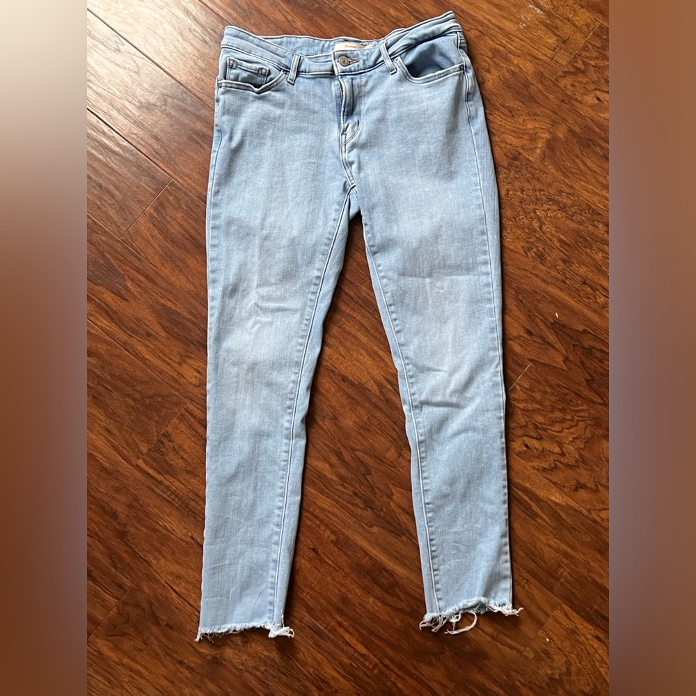 Levi’s light wash skinny jeans